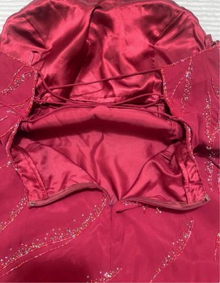 Vestido elegante granate con pedrería