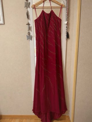 Vestido elegante granate con pedrería