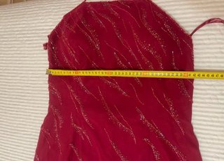 Vestido elegante granate con pedrería