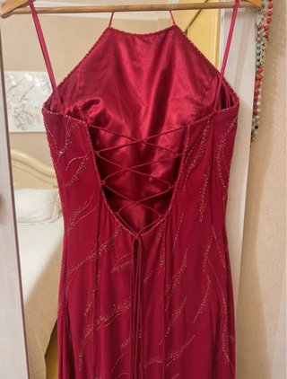 Vestido elegante granate con pedrería