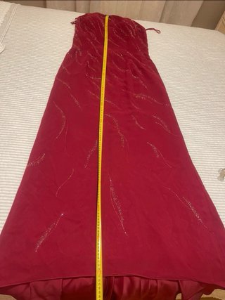 Vestido elegante granate con pedrería