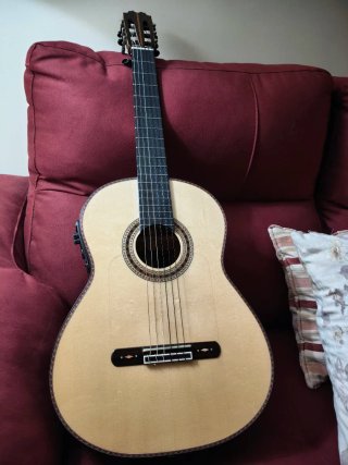 Guitarra flamenca amplificada
