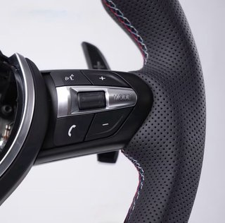 Volante deportivo BMW plateado