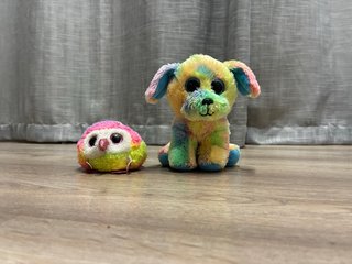 2 Peluches: Perro y Búho Arcoíris