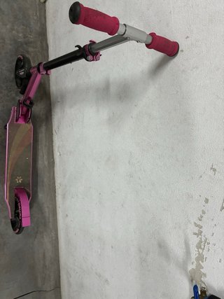 Patinete rosa con ruedas grandes