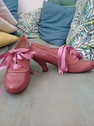 Zapatos fallera rosa.