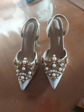 Sandalias de fiesta blancas y doradas