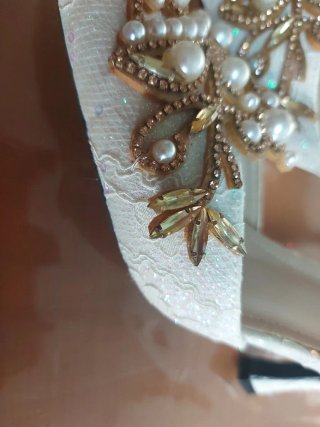 Sandalias de fiesta blancas y doradas