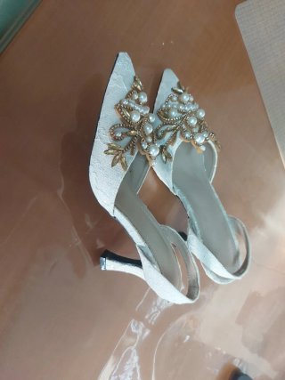 Sandalias de fiesta blancas y doradas