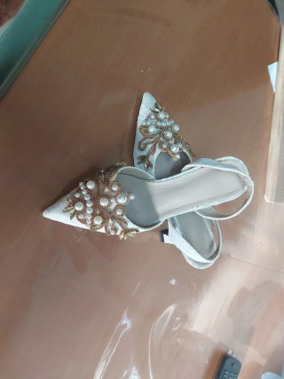 Sandalias de fiesta blancas y doradas