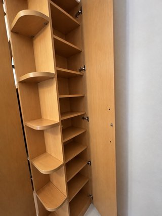 Armario esquinero de madera con zapatero