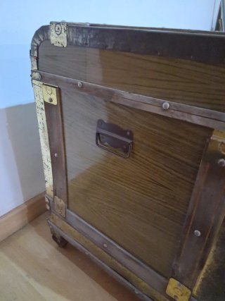 Baúl antiguo madera y metal