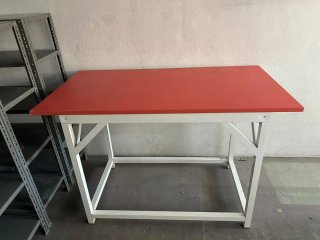 Mesa de trabajo roja y blanca