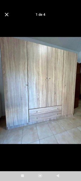 Armario de madera color beige blanco y ártico