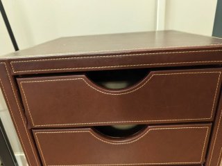 Cajonera de madera forrada de piel