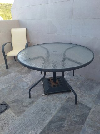 Mesa redonda cristal 2 sillas terraza pie sombrill