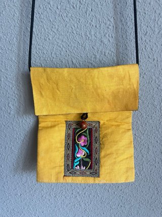 Bolso étnico mostaza con bordado