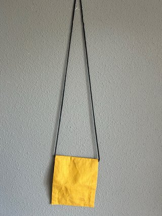 Bolso étnico mostaza con bordado