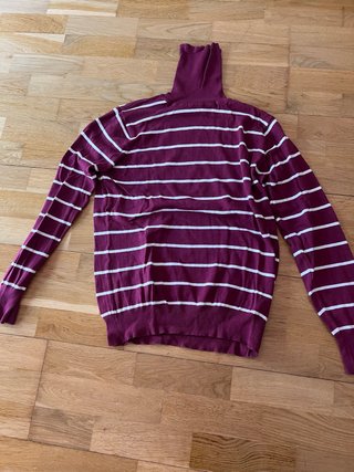 Camiseta nueva cuello alto rayas morado y blanco