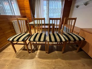 Mesa de comedor y 4 sillas