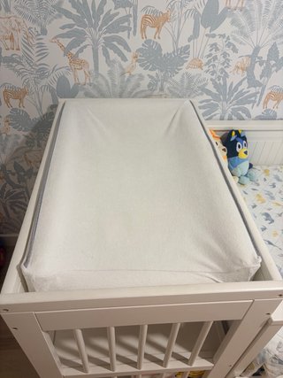 Cambiador de bebé Ikea + colchoneta + fundas