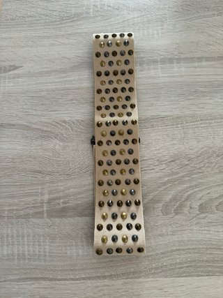 Cinturón elástico beige con tachuelas