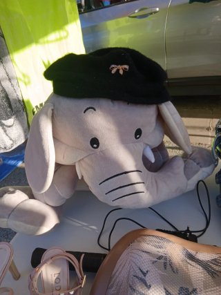 Peluche Elefante con Gorro Negro