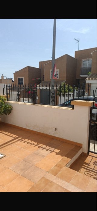 Valla y puerta exterior metal negro de hierro