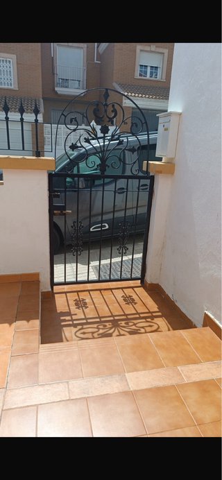 Valla y puerta exterior metal negro de hierro