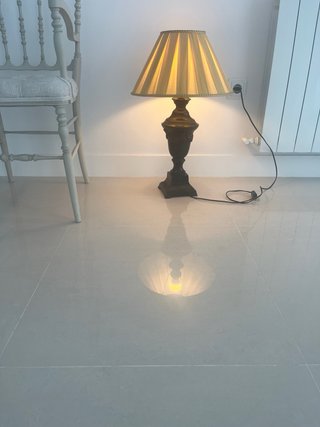 Elegante lámpara de mesa de BECARA