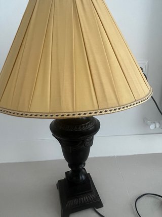 Elegante lámpara de mesa de BECARA