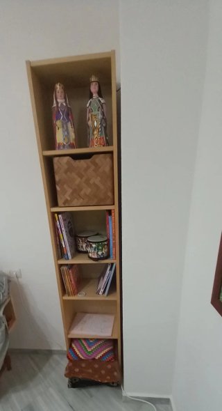 Estantería vertical de madera