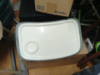 Trona bebé con mesa y extras, negociable