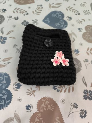 Bolso negro tejido con flores rosas