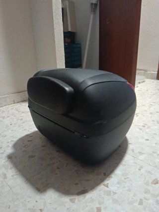 Baúl 30L con respaldo....tiene tres semanas .nuevo