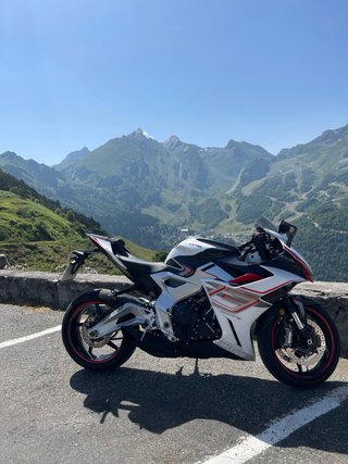 Zontes 703RR Deportiva Roja y Blanca