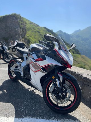 Zontes 703RR Deportiva Roja y Blanca
