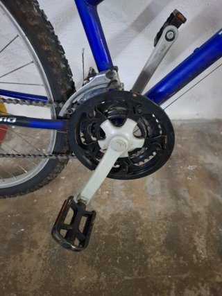Bicicleta de montaña azul