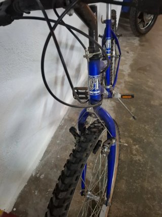 Bicicleta de montaña azul
