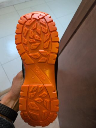 Zapatos de trabajo negros y naranjas