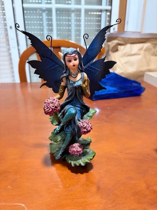 Figura de Hada con Flores y Alas Azules