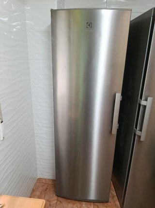 Congelador Electrolux vertical con 7 cajones