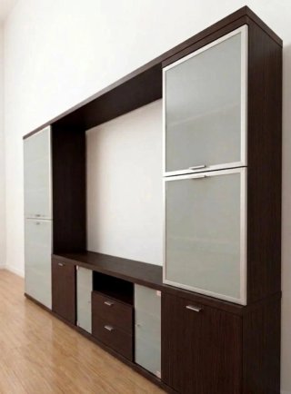 Mueble de comedor madera y cristal.
