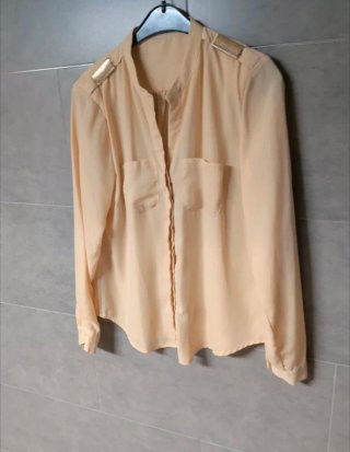 Camisa beige con detalles dorados