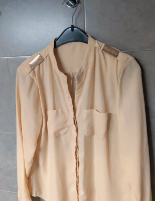 Camisa beige con detalles dorados
