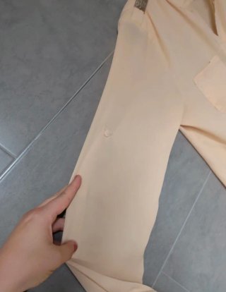 Camisa beige con detalles dorados