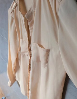Camisa beige con detalles dorados