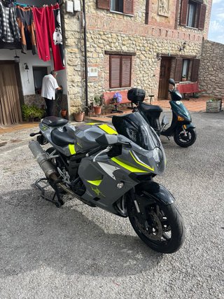 Hyosung GT 650 - Moto Deportiva Gris/Amarillo