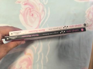 Dos libros Isidora Moon en muy buen estado.