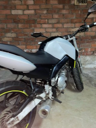 Moto Naked Negra y Gris